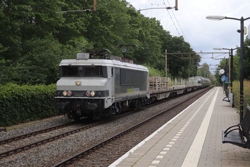 Gloednieuwe Zweedse Civity door Nederland getrokken